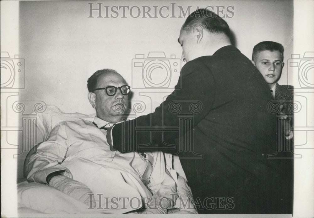 1955 Press Photo Bernard Laffay Decorates Dr. Schaffner in Hospital - Historic Images