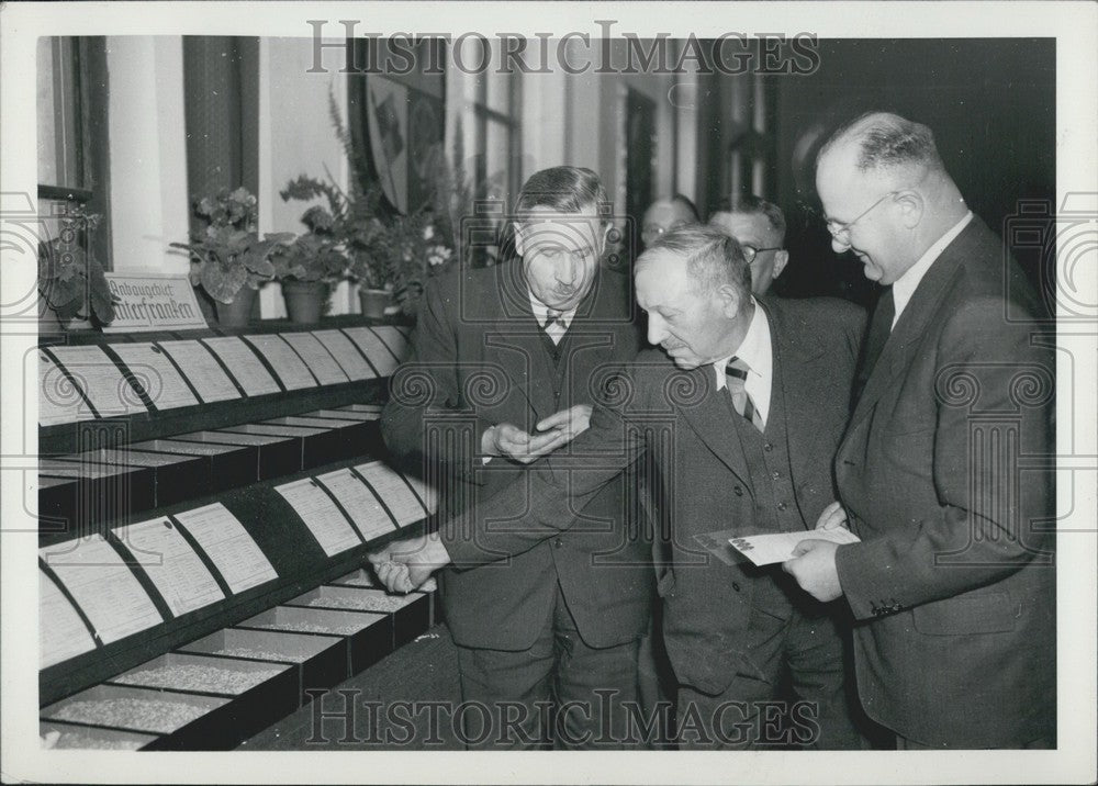 Press Photo Dr. Fr. Rothermel and Otto Hoefter. Barley in Germany. - Historic Images