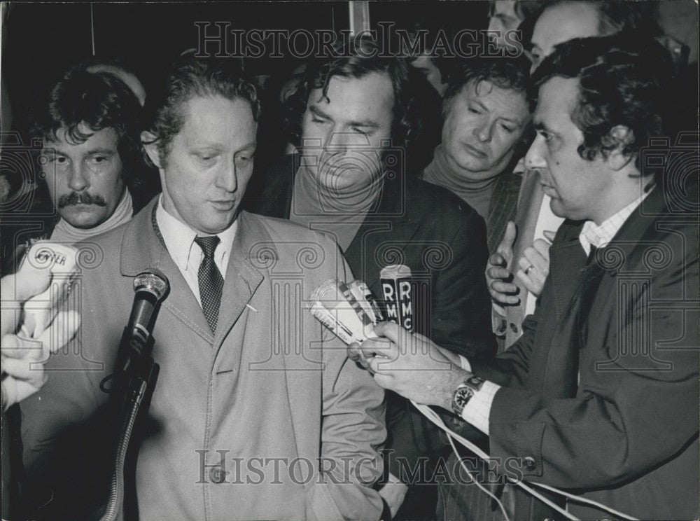 1974 Press Photo Jacques Robert with Max Meynier Speaks to Reporters - Historic Images