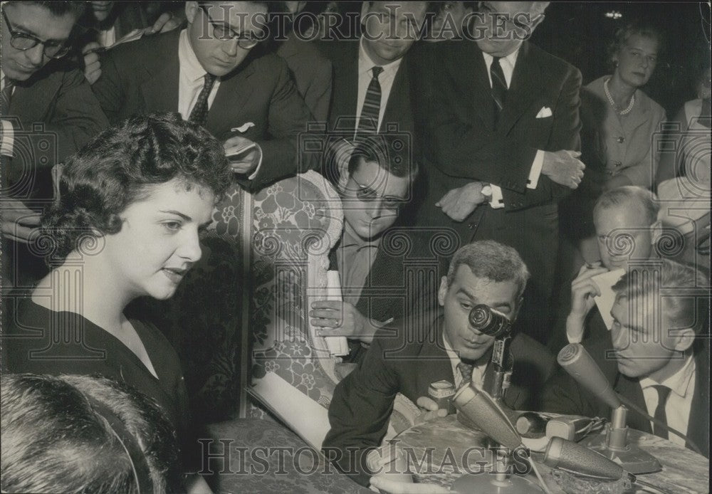 1960 Press Photo Imprisoned Pilot&#39;s Wife Barbara Powers During Press Conference-Historic Images