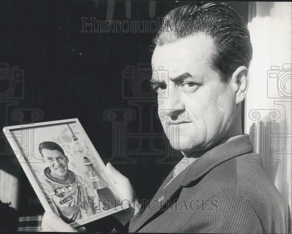 1965 Press PhotoLoco Native  Martinoni Shows Walter Schirra&#39;s Autographed Photo - Historic Images