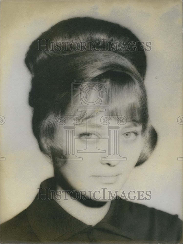 1962 Gabriel Garland Hairstyle - Historic Images