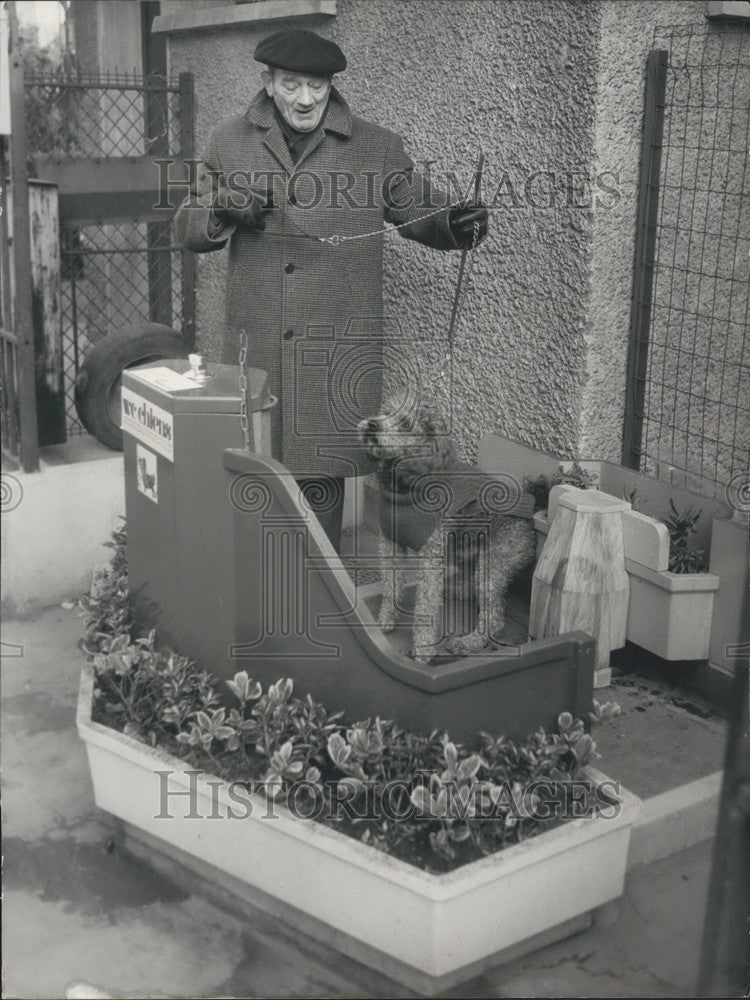 1975 Press Photo Dog Using Clignancourt Square Dog Toilets in Paris-Historic Images