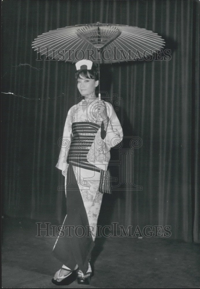 1960 &quot;Kodaitsunagi&quot; Kimono by Japan&#39;s Designer Nobuo Nakaruma - Historic Images