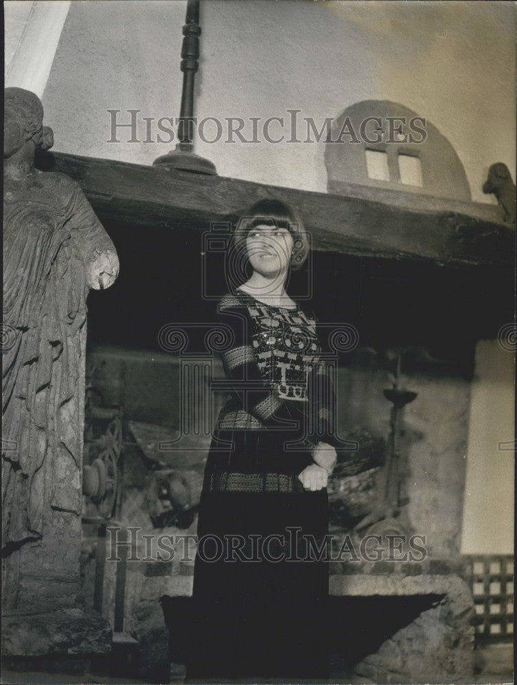 1972 Press Photo Mireille Mathieu Films "A Parisian in Paris" TV Musical-Historic Images