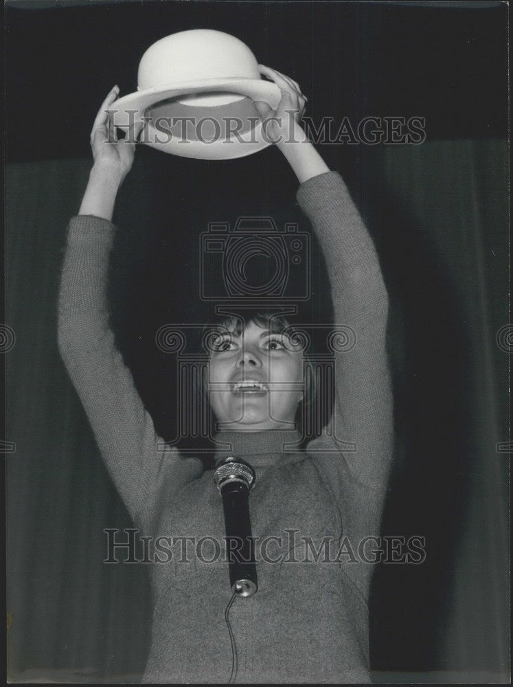 1969 Press Photo Mireille Mathieu During Last Olympia Music Hall Rehearsal Paris-Historic Images