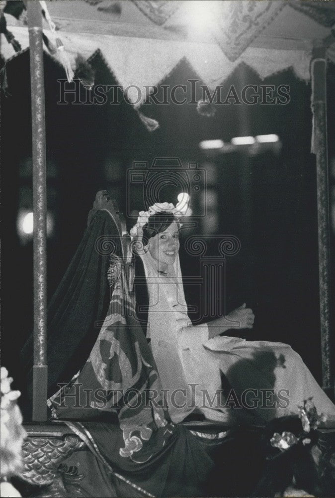 1974 Press Photo Girl in Folkloric Charles V & Family Royal Parade Brussels - Historic Images