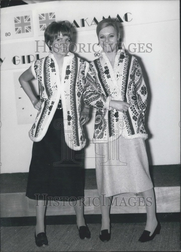 1968 Press Photo Munich Fashion Week. English "Hippie" mockups.-Historic Images