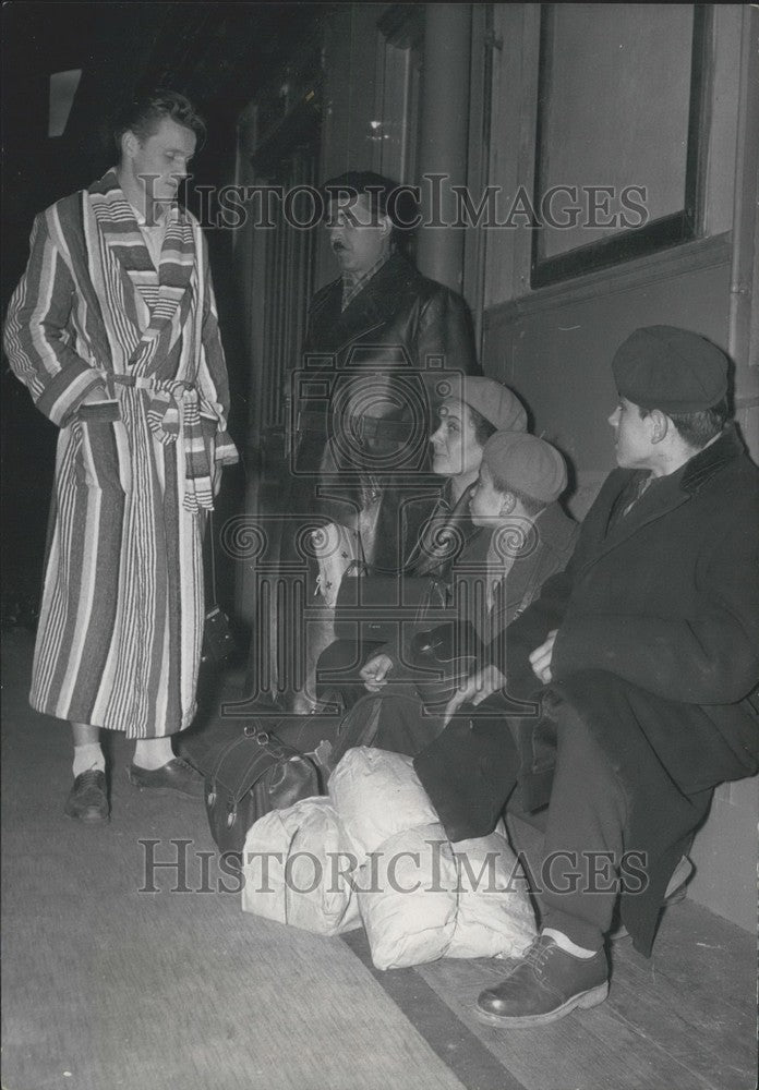 1956, 172 Hungarian Refugees Japy Gymnasium Shelter Paris - Historic Images