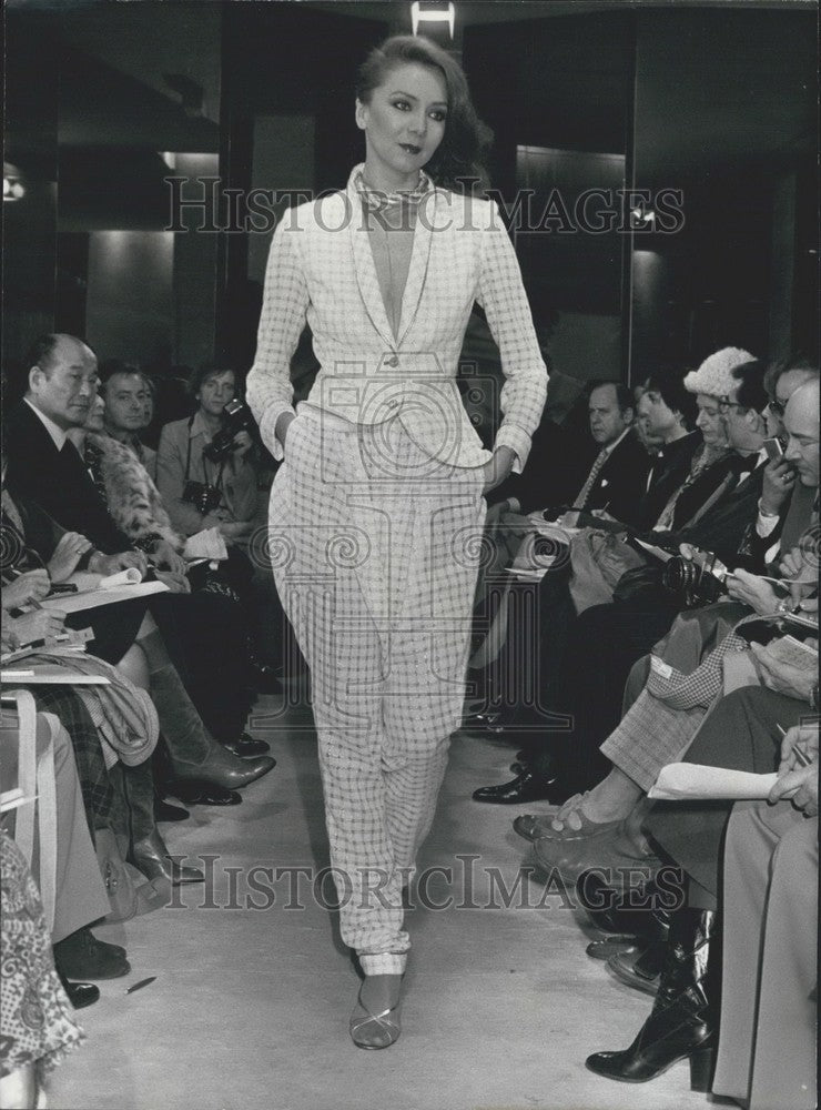 1978 Press Photo Model Presents Hanae Mori Spring-Summer Collection Design-Historic Images