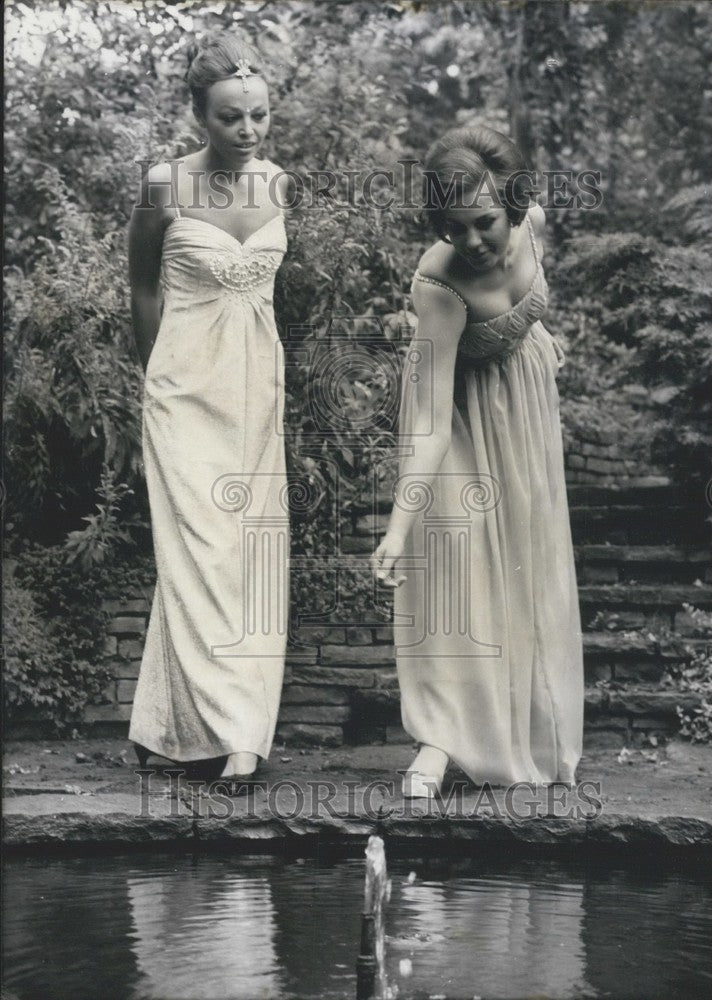 1966 Press Photo Fashion Designer Carla Hirt mockups &quot;Serenade.&quot; - Historic Images