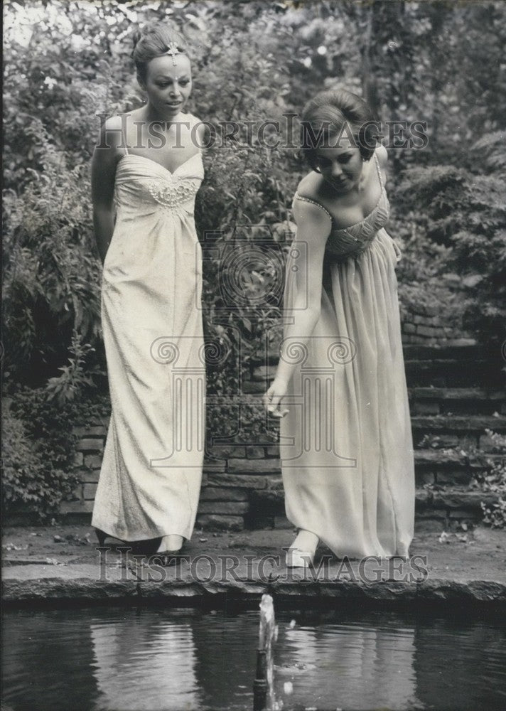 1966 Press Photo Fashion Designer Carla Hirt mockups "Serenade." - Historic Images