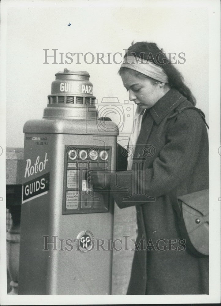 Press Photo This guide to Brussels-is a robot... - Historic Images