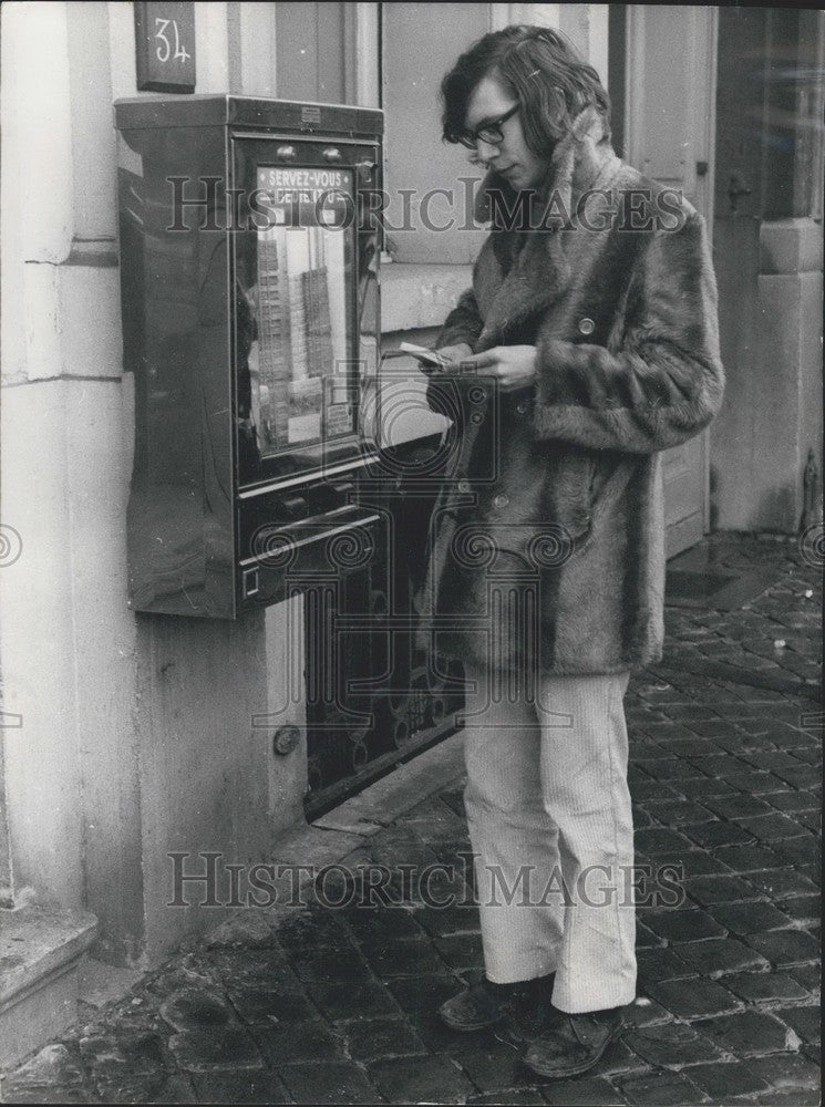 1971 Press Photo Belgian Man Gets 1 Franc Bible From Brussels Vending Machine-Historic Images