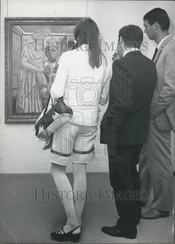 Press Photo Group of people look at art - Historic Images