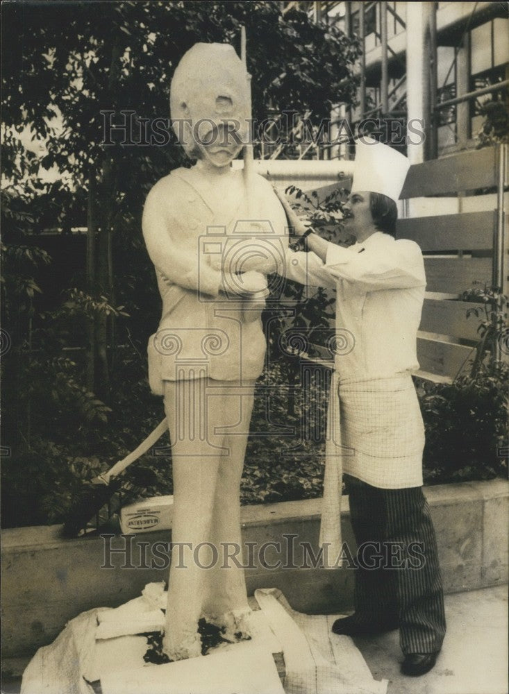 1978 Press Photo Chef Hans Beck Thomsen Makes Lifesize Butter Royal Guard - Historic Images