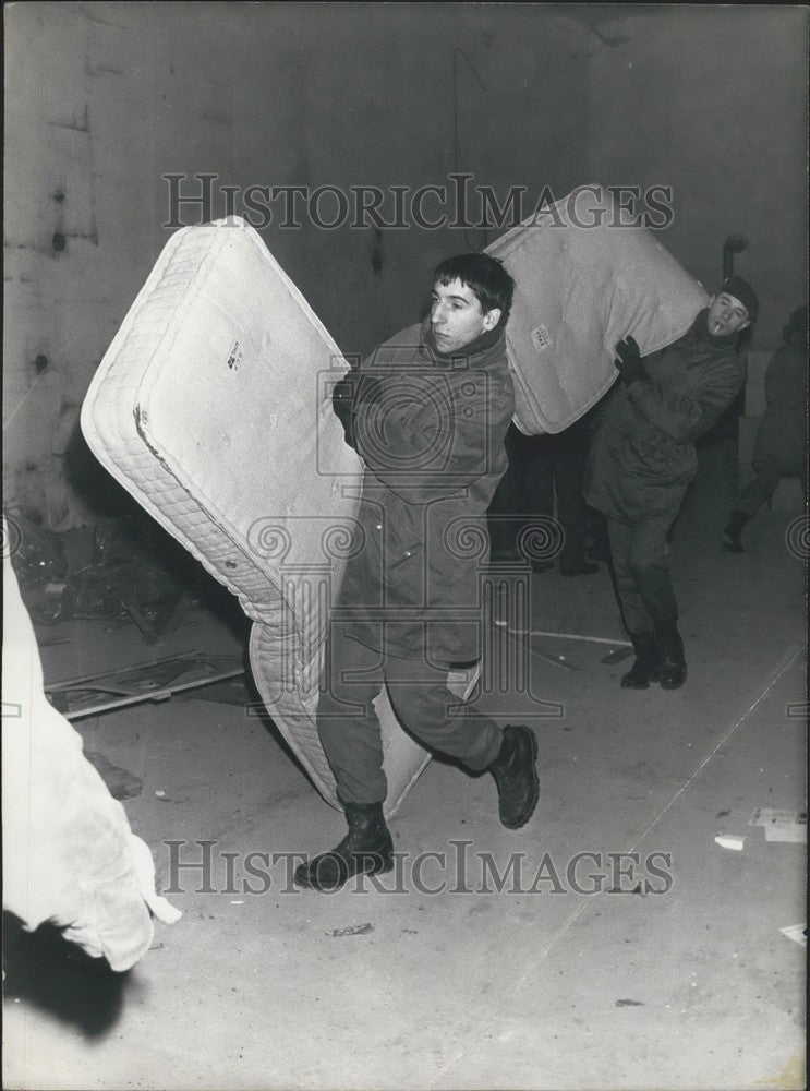 1985 Press Photo Soldier Brings Mattress to Quai de la Rapee Shelter Paris - Historic Images