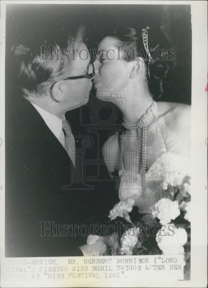 1951 Press Photo &quot;Festival 1951&quot; winners kiss one another. Germany. - Historic Images