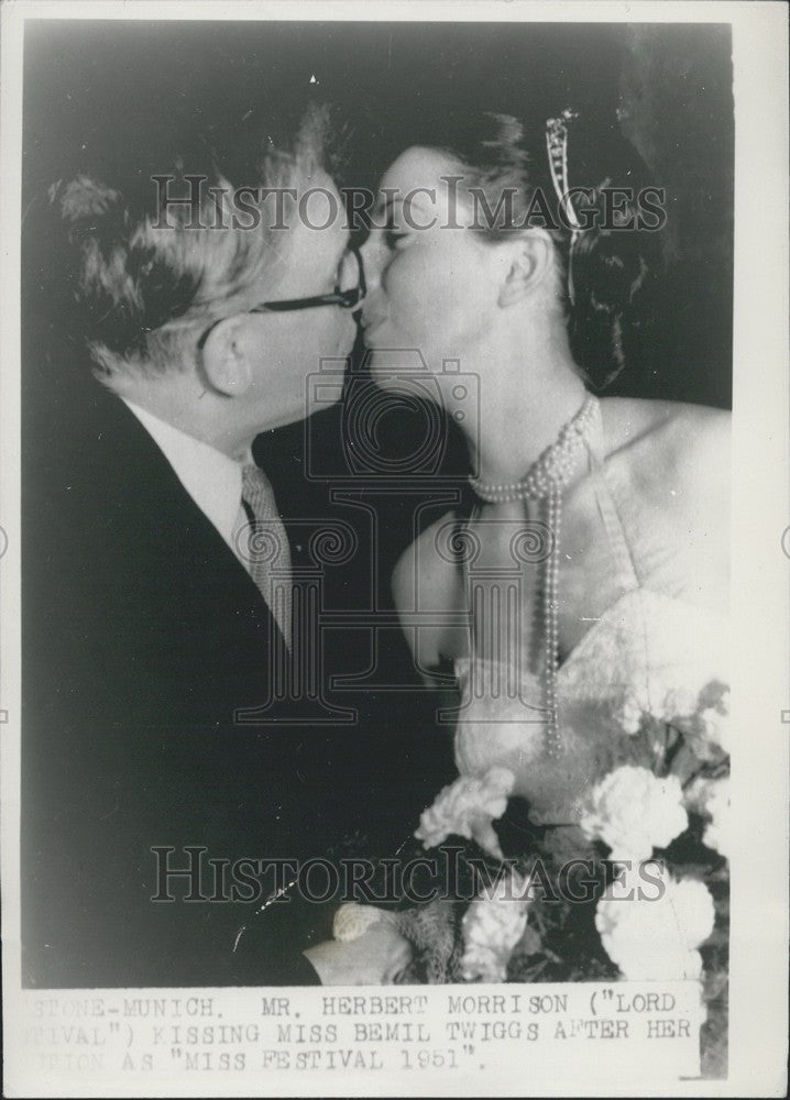 1951 Press Photo "Lord Festival" kisses "Miss Festival."-Historic Images