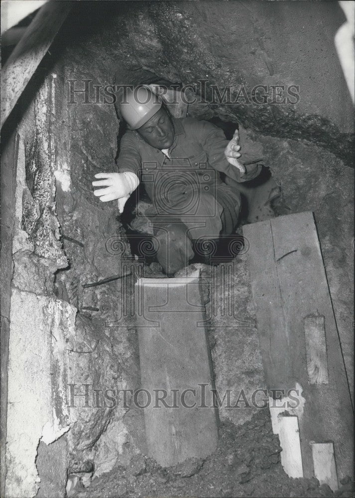 1969 Press Photo Construction Worker During S Bahn Construction in Munich.-Historic Images