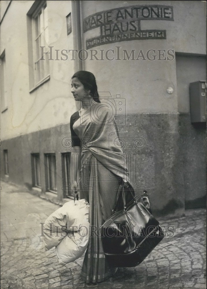 1967 Press Photo Indian Student Carries Bed in Germany. - Historic Images