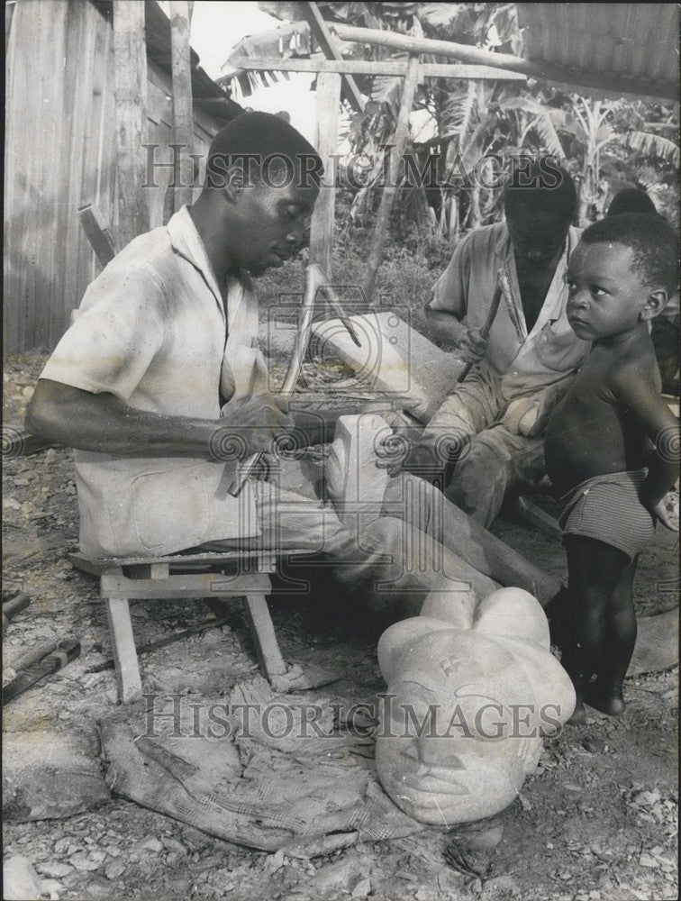 1971 Press Photo African Sculptors Work Outdoor Workshop in Libreville, Gabon - Historic Images