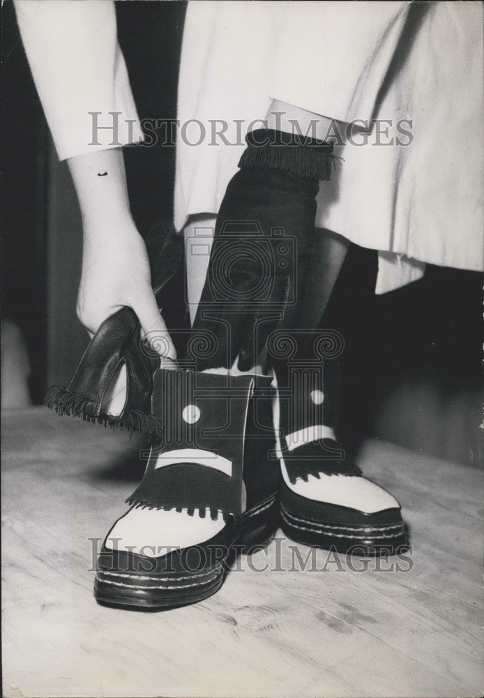 Press Photo Leatherworkers Light Up Shoes On Display Dauphine Pavilion Paris-Historic Images