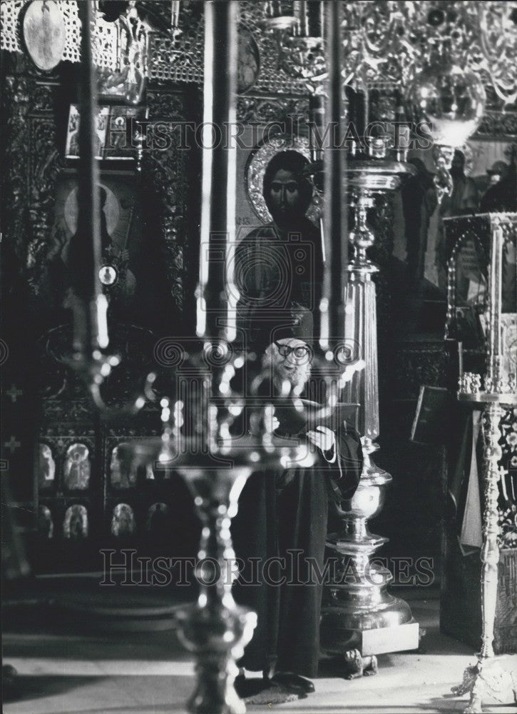 Press Photo Monk Prays Inside Karalallu Church Lifting Juda Plate in Air - Historic Images