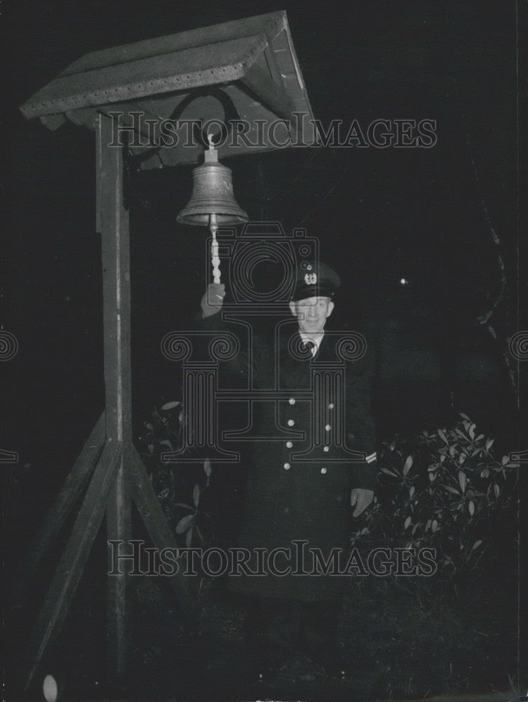1956 Press Photo Boatsman rings bell in Wilhelmshaven, Germany. - Historic Images