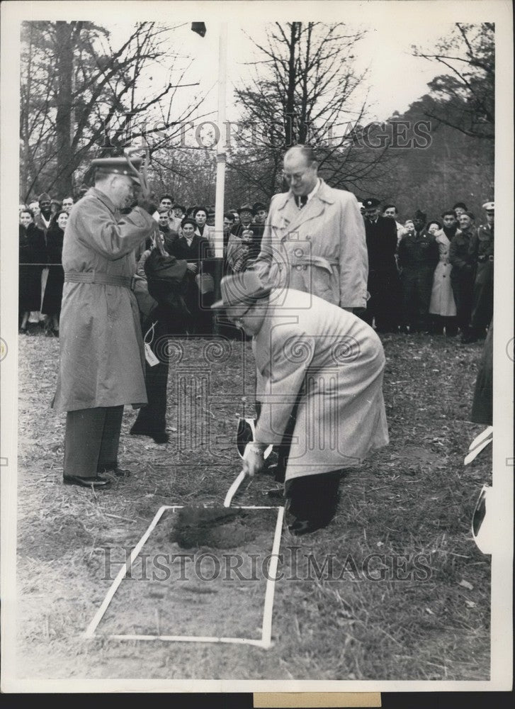Press Photo Breaking ground for American settlement in Darmstadt, Germany. - Historic Images