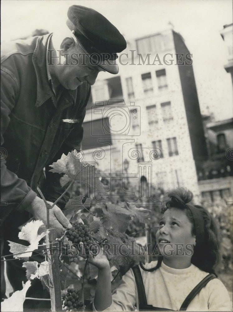 Press Photo Young Girl with a Gardener in a Montmartre Vineyard - Historic Images