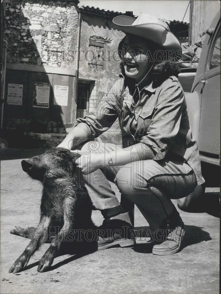 1962 Press Photo Annie Mauro with a Wild Boar-Historic Images