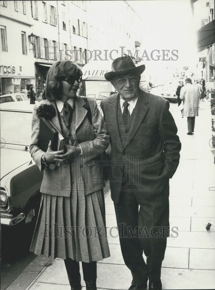 1976 Press Photo 84-Year-Old Actor Charles Vanel & Wife Walk Nice Streets-Historic Images
