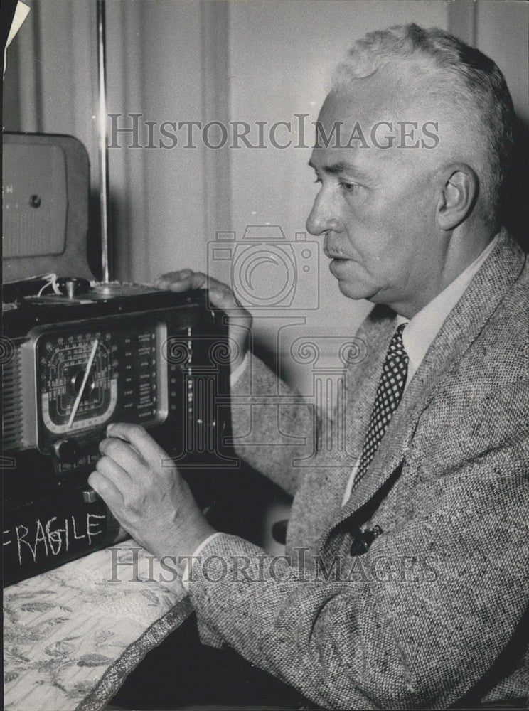 1954 Press Photo Cornelius Vanderbilt Jr. in Hamburg.-Historic Images