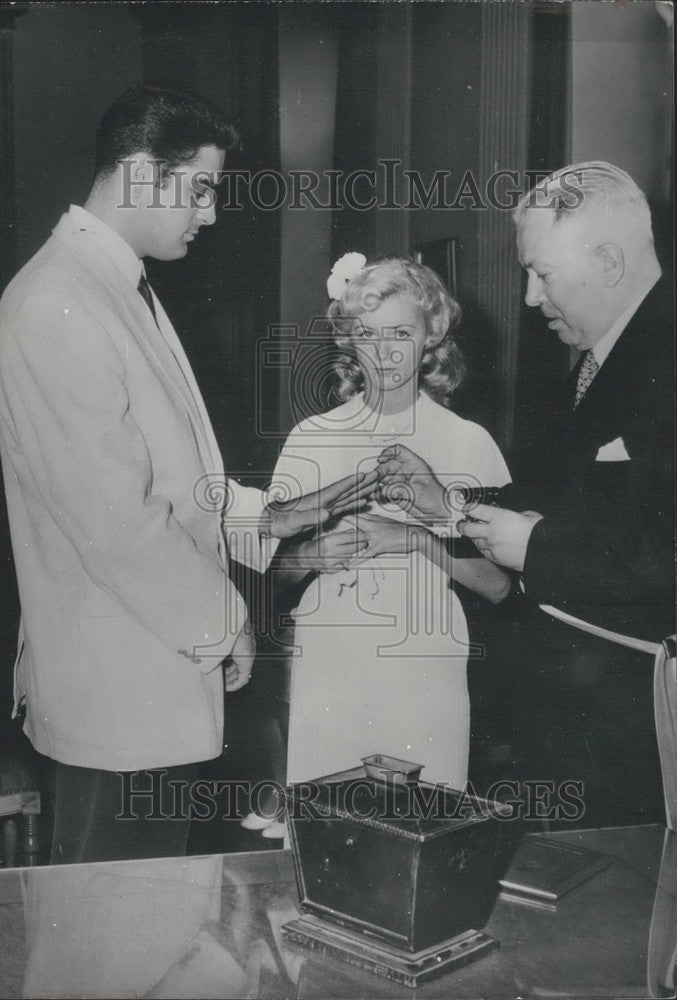 1960 Press Photo Nanette Wallace Marries American Soldier Wiley Lockamy-Historic Images