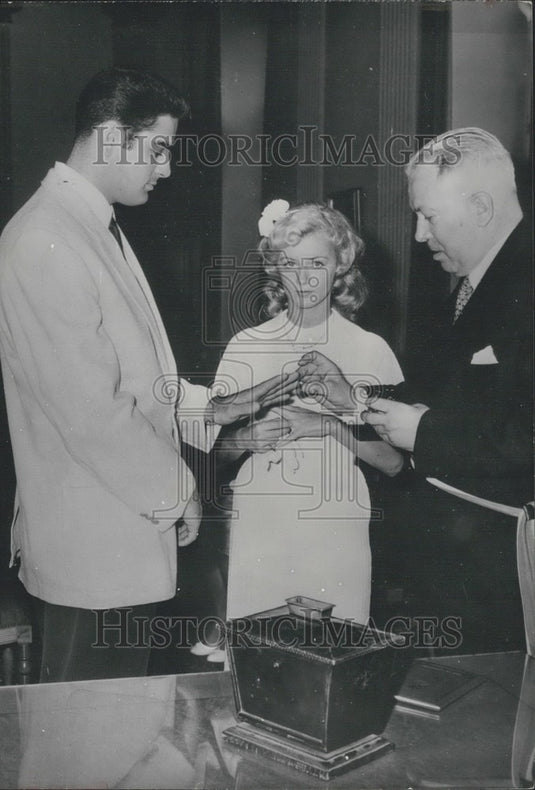 1960 Press Photo Nanette Wallace Marries American Soldier Wiley Lockamy-Historic Images