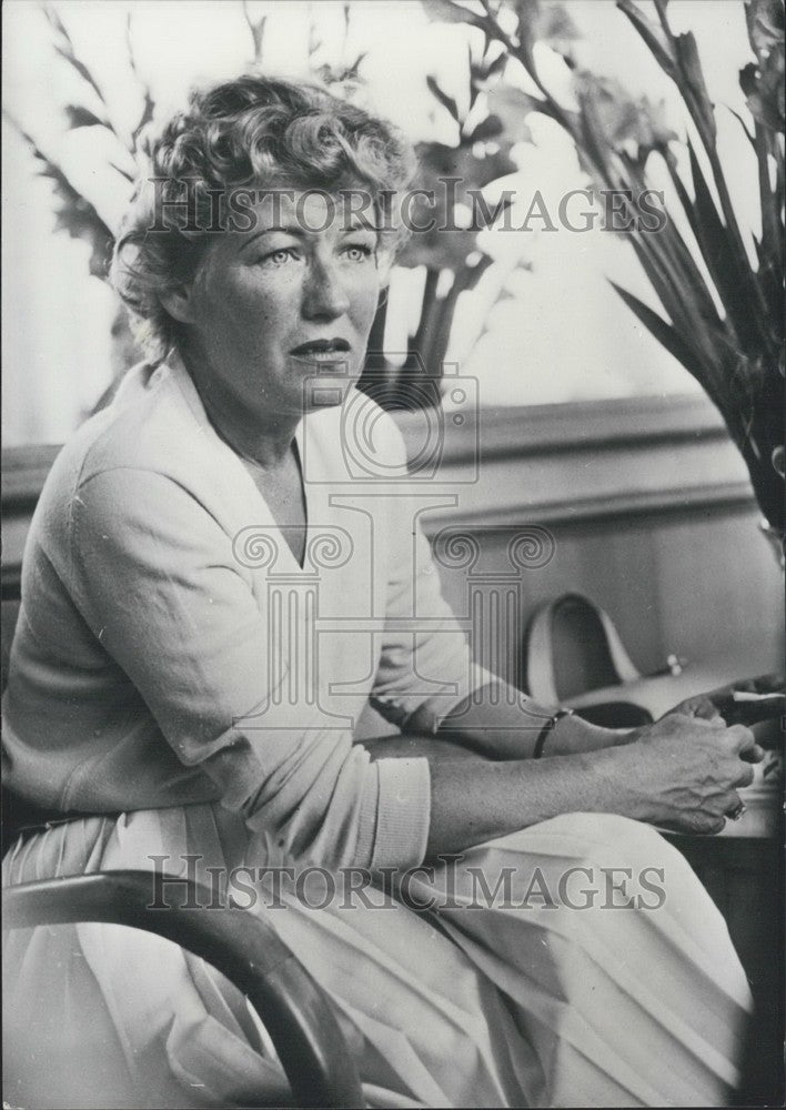 1960 Nanette Wallace&#39;s Mother Mrs Vanderbilt Cries Cannes Hotel - Historic Images