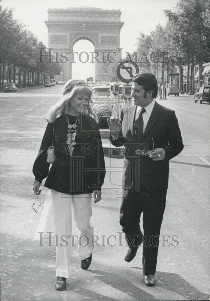 1969 Press Photo Vittorio Scifo &amp; Alesandra Cardinale Walk Champs Elysees Avenue - Historic Images