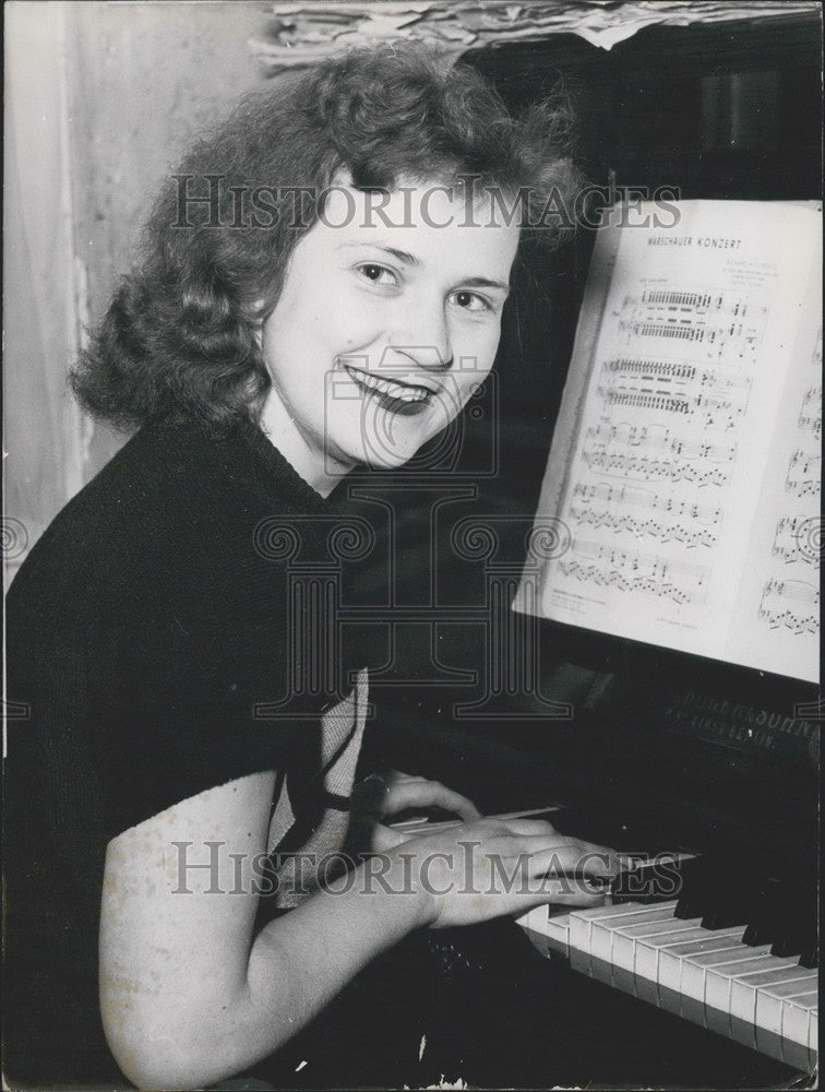 1953 Press Photo Pianist Christa Schwarz. - Historic Images