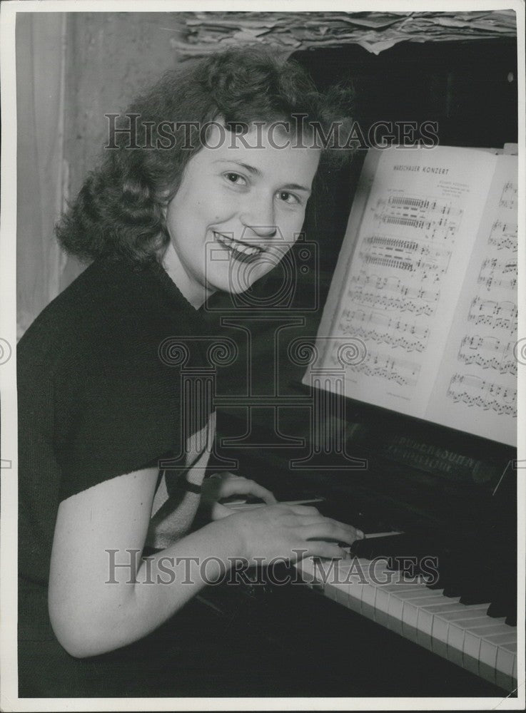 1953 Press Photo Pianist Christa Schwarz.-Historic Images