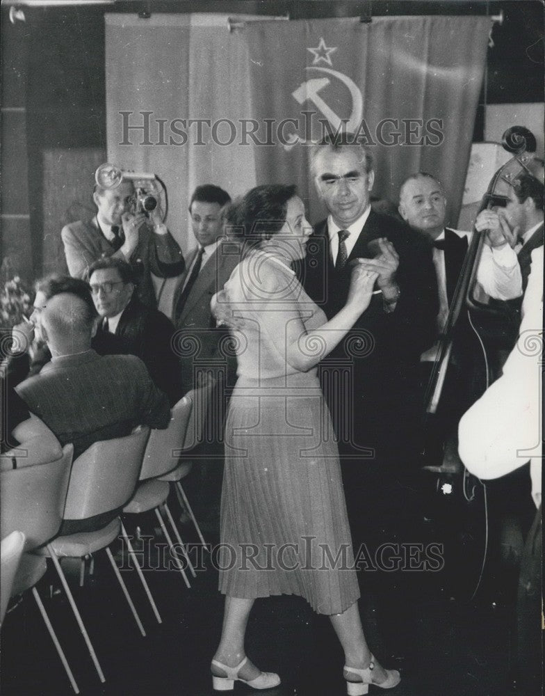 1956 Press Photo Mayor Kressman and editor Sina Pawlowa. - Historic Images