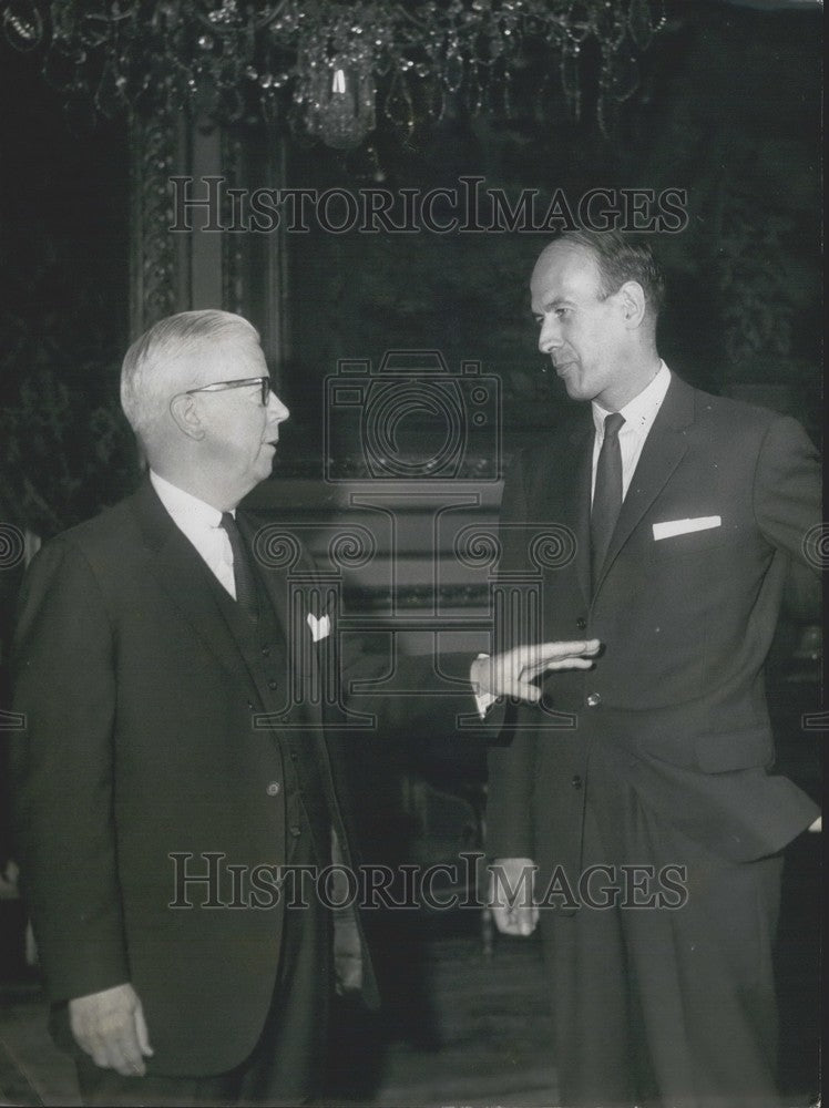 1965 Press Photo Henry Fowler with Giscard d'Estaing in Paris - Historic Images