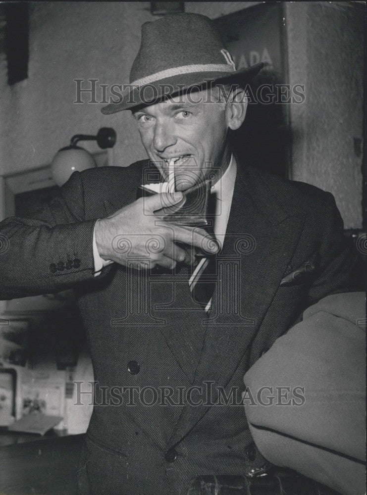 1954 Press Photo Film Producer Douglas Fairbanks Jr. in Munich. - Historic Images
