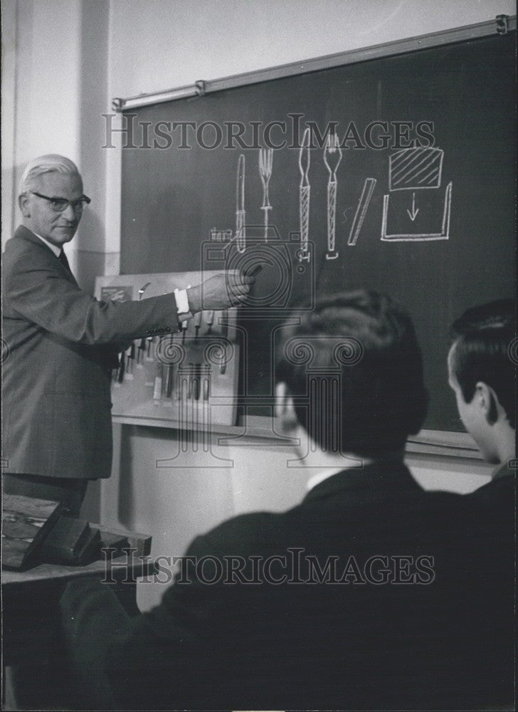 1968 Press Photo Klaus Rothstein. Lecturer for Technical School in Wuppertal.-Historic Images