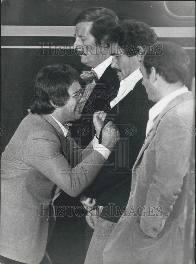 1977 Guy Bedos cries, Jean Rochefort, Vistor Lanoux, Claude Brasseur - Historic Images