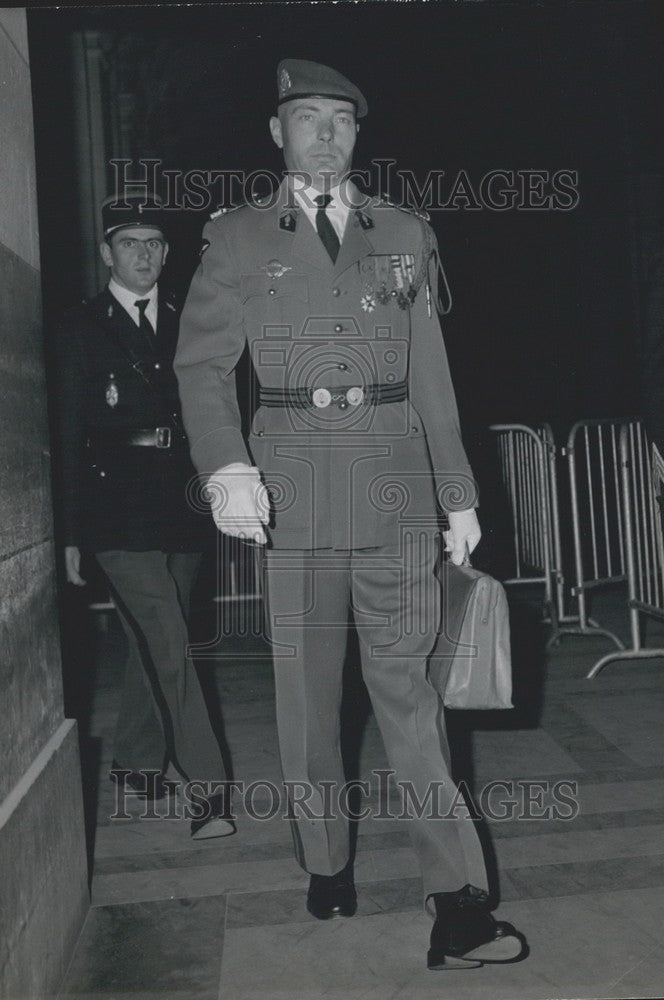1961 Press Photo Commander Robin Arrives Courthouse Military Supreme Court Trial-Historic Images
