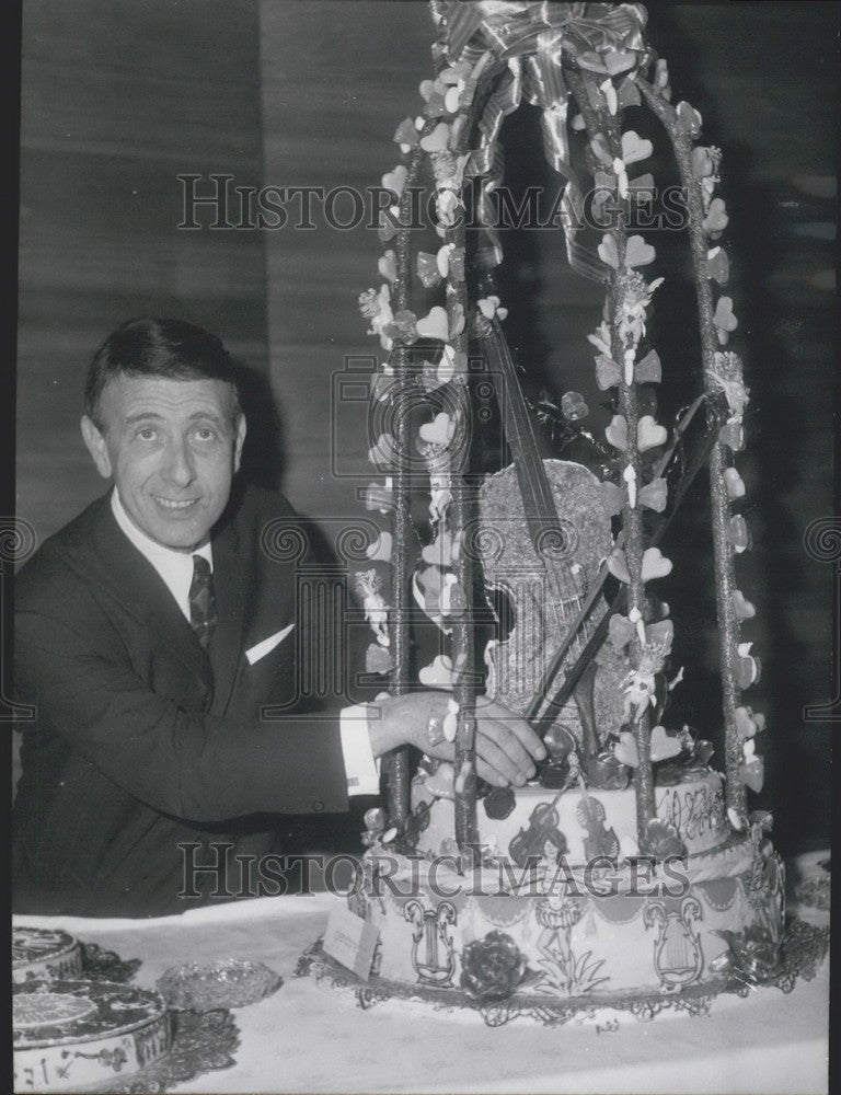 1965 Press Photo Golden Record Winner Frank Pourcel Poses w Caged Violin Piece-Historic Images