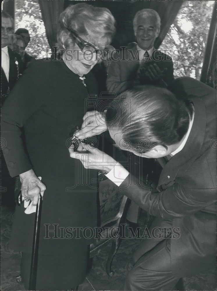 1978 Press Photo Elvire Popesco Receive Merit Medal from Jacques Chirac-Historic Images