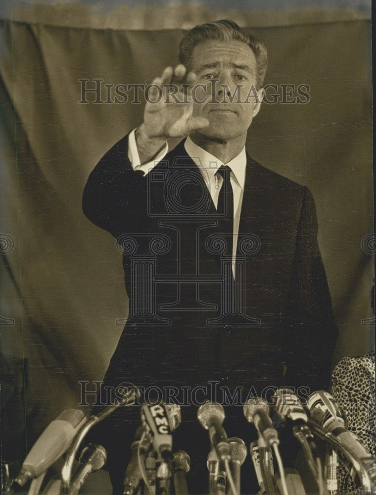 1974 Press Photo Press Conference with Jean-Jacques Servan Schreiber - Historic Images