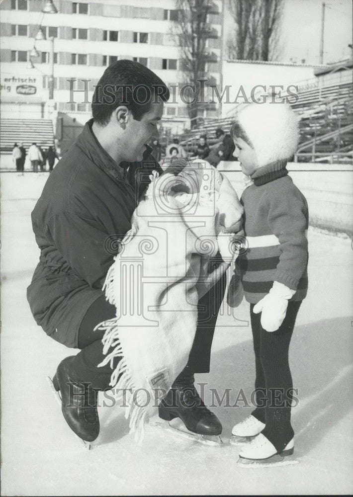 1967 Press Photo Olympic Ice Skater Manfred Schnelldorfer and Children. Munich. - Historic Images